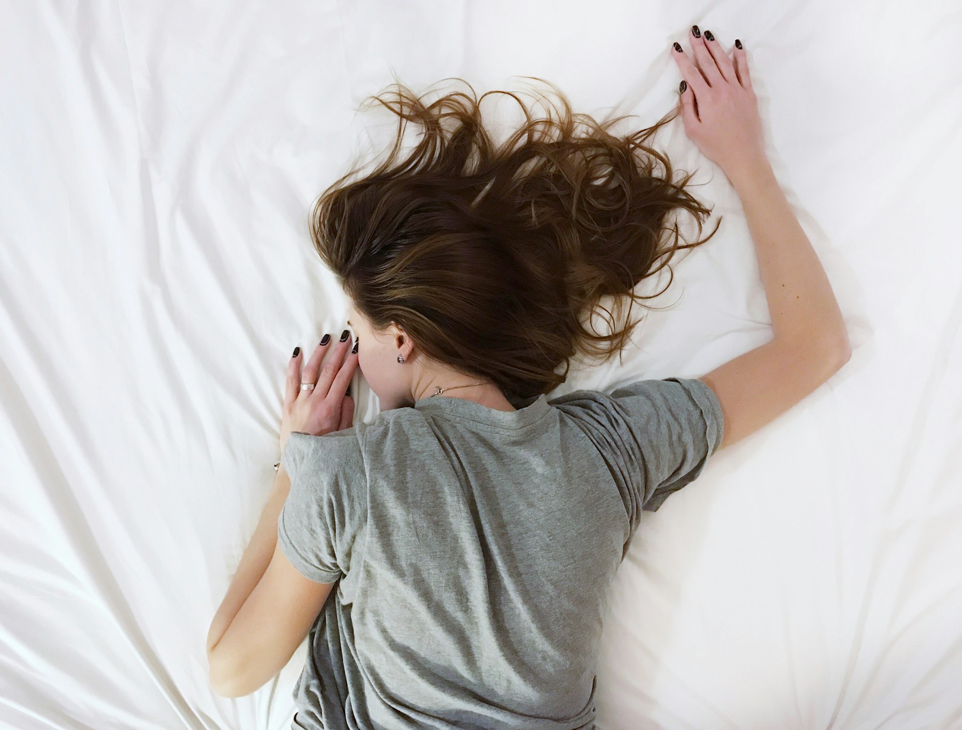 Dormir sur le ventre : quel matelas choisir ?